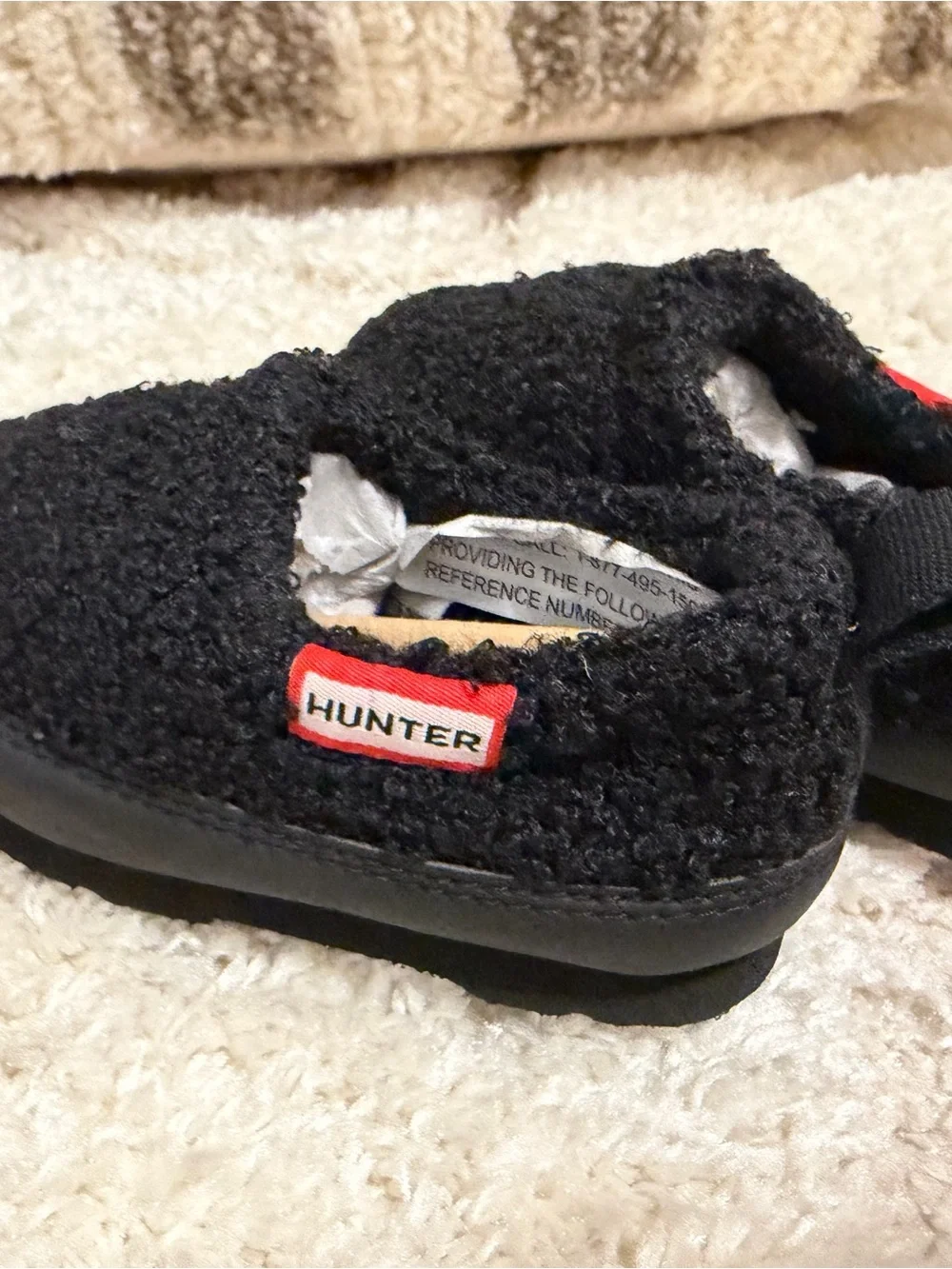 Hunter Kids Black Sherpa Slip-On Slippers with Red Logo